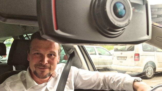 Stadtrat Wolfgang Germ hat sich in seinem Auto eine "Dashcam" montiert (Bild: Hannes Wallner)