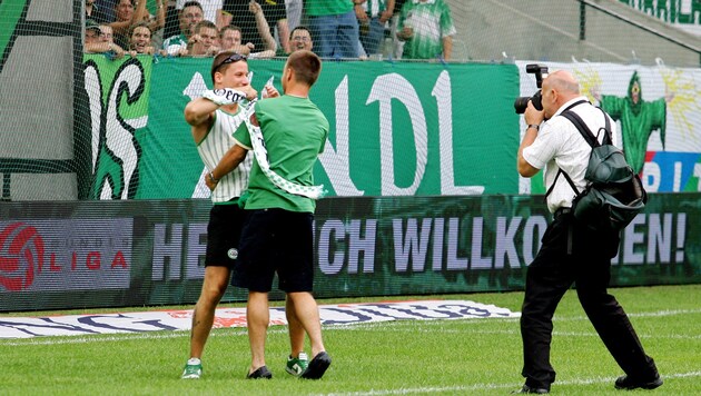 23.7.2006: Hofmann ist zurück, wird vom Ultras-Capo geherzt. Im ersten Spiel verletzt er sich. (Bild: GEPA)