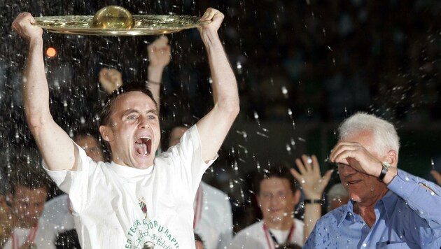 26.5.2005: Hofmann bejubelt seinen ersten Titel mit Rapid. Liga-Boss Stronach gratuliert. (Bild: Benedikt Loebell)