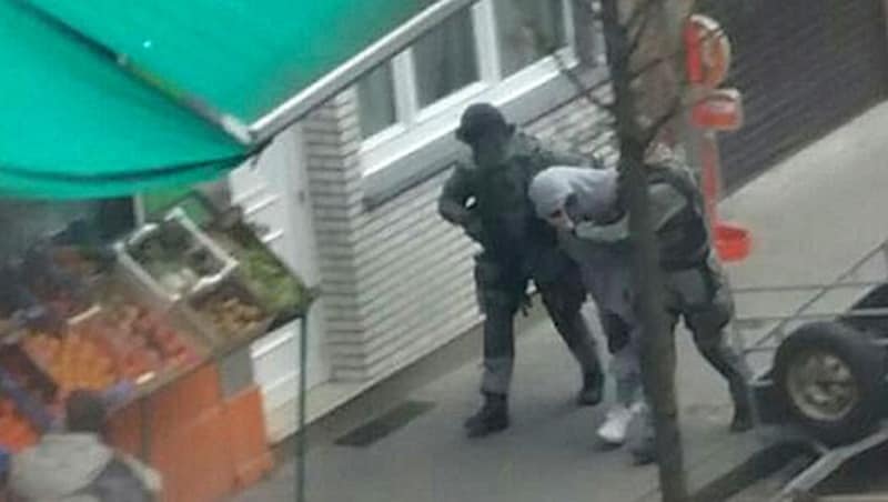 Salah Abdeslam wurde am 18. März in Molenbeek verhaftet - hier ein Bild von der Polizei-Razzia. (Bild: AP)