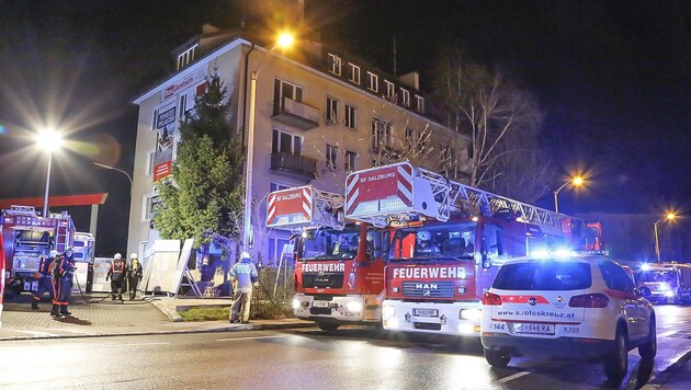 30 Feuerwehrleute rückten zu dem Brand in der Aglassingerstraße aus. (Bild: MARKUS TSCHEPP)