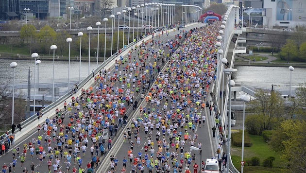 Beim Wien-Marathon laufen wieder 42.000 Sportler über die Reichsbrücke. (Bild: APA/HERBERT NEUBAUER)