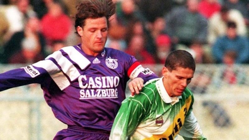 1995: Salzburgs Pfeifenberger (li.) gegen Rapids Kühbauer, Pfeifenbergers Vorgänger als WAC-Trainer (Bild: GEPA)