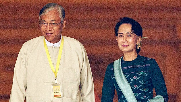 Friedensnobelpreisträgerin Aung San Suu Kyi steht "über dem Präsidenten" Htin Kyaw. (Bild: AP)