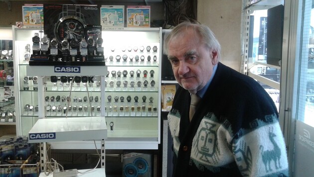 Juwelier Erwin S. vor dem geplünderten Uhrenständer im Geschäft (Bild: Matthias Lassnig)