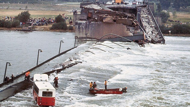 1. August 1976: Die zweite Reichsbrücke liegt in der Donau, es gab ein Todesopfer. (Bild: Votava)