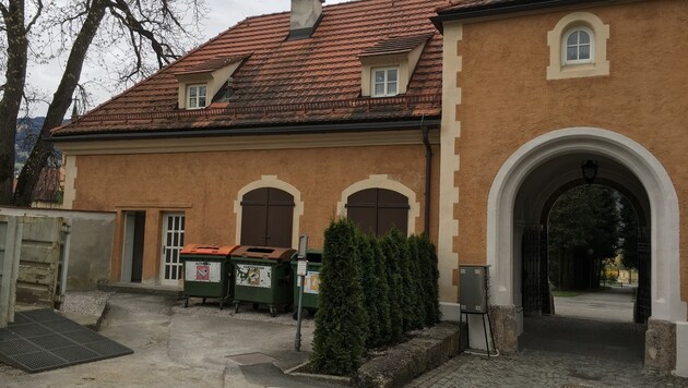 Im Gebäude des Haller Friedhofs und dem dortigen WC versteckte sich die 13-Jährige. (Bild: zeitungsfoto.at/Daniel Liebl)