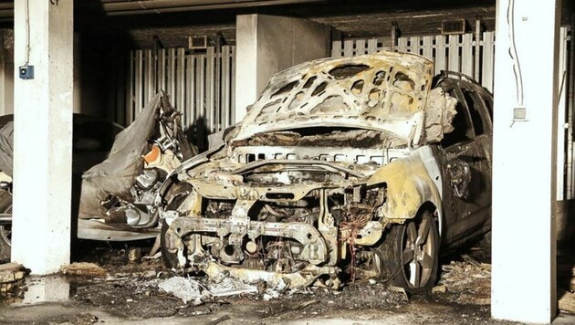 Der Mitsubishi wurde komplett zerstört. Jemand hatte es gezielt auf den Pkw abgesehen. (Bild: Markus Tschepp)