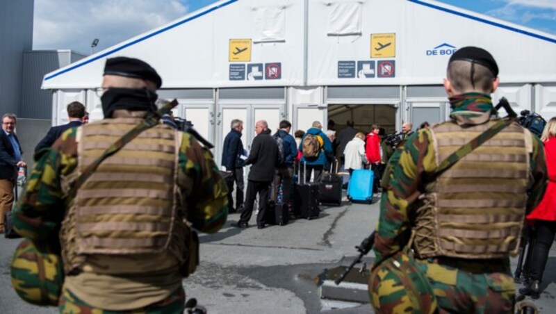 Erhöhte Sicherheitsvorkehrungen am Flughafen Zaventem. Der Betrieb wurde wieder aufgenommen. (Bild: AP)