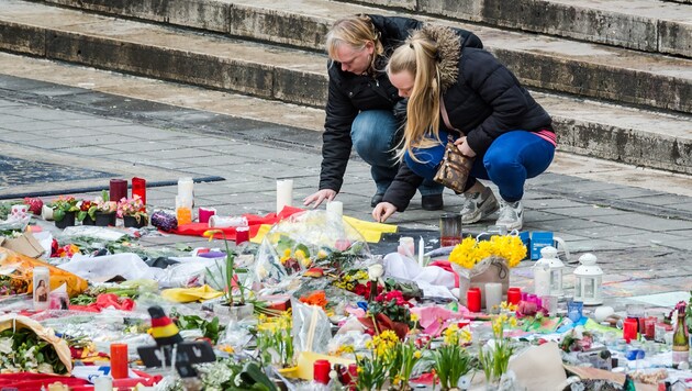 In Brüssel gedenkt man der Terroropfer. (Bild: AP)