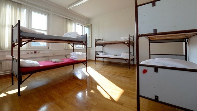 Leere Betten im Flüchtlingsquartier (Bild: APA/ROLAND SCHLAGER)