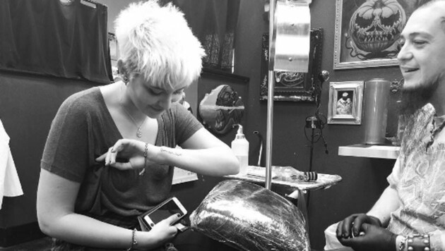 Paris Jackson hat sich in Gedenken an ihren Vater ein Tattoo auf den Arm stechen lassen. (Bild: instagram.com/parisjackson)