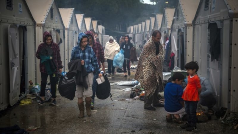 Flüchtlinge in einem Sammelzentrum auf Lesbos (Bild: AP)