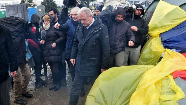 EU-Migrationskommissar Dimitris Avramopoulos (Bildmitte) bei einem Besuch in Idomeni (Bild: AFP or licensors)