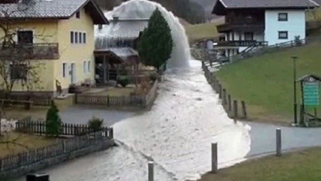 Das Wasser schoss als Fontäne bis zum Dach eines Wohnhauses empor und flutete die Rauriser Straße. (Bild: Feuerwehr/ORF)