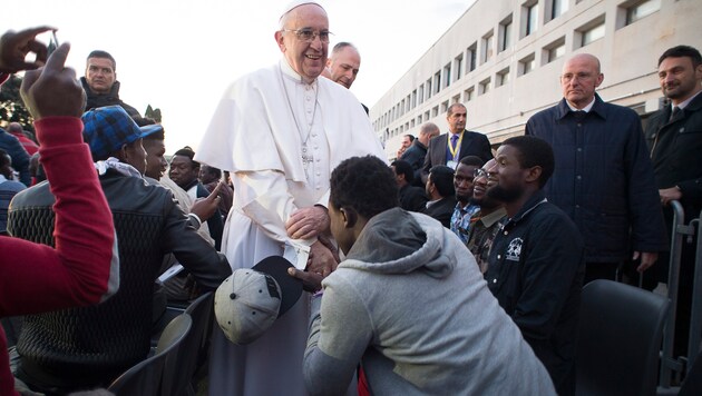Papst Franziskus mit Flüchtlingen (Bild: AP)