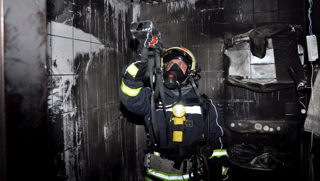 Das Bad der Wohnung in Plesching wurde ein Raub der Flammen. (Bild: APA/FF STEYREGG/PRESSESTELLE BFK UU)