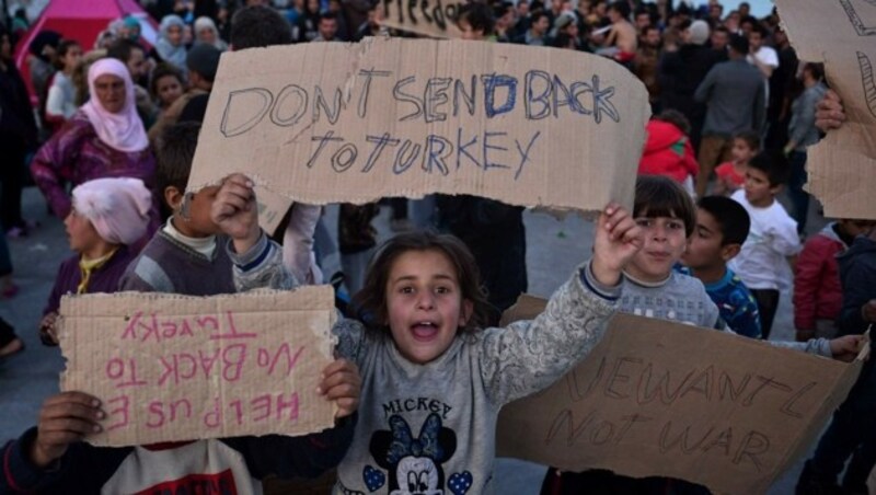 Flüchtlinge auf Chios protestieren gegen ihre Abschiebung. (Bild: APA/AFP/Louisa Gouliamaki)