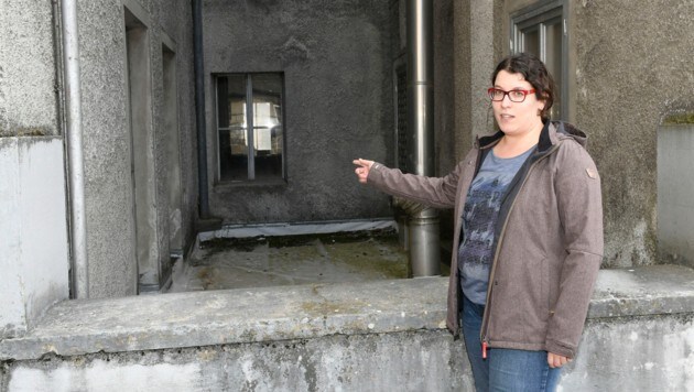 Angela Glanzer vor dem Fenster, durch das das Duo in die Mühle gelangte. (Bild: Rie-Press)