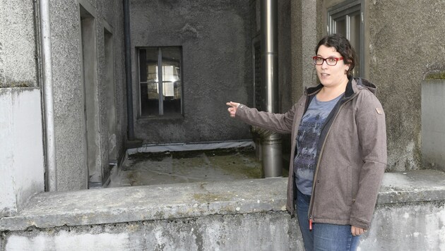 Angela Glanzer vor dem Fenster, durch das das Duo in die Mühle gelangte. (Bild: Rie-Press)