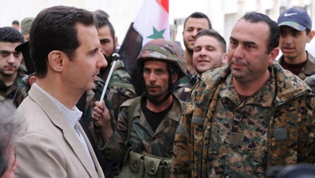 Präsident Assad während eines Besuchs an der Front (Bild: ASSOCIATED PRESS)