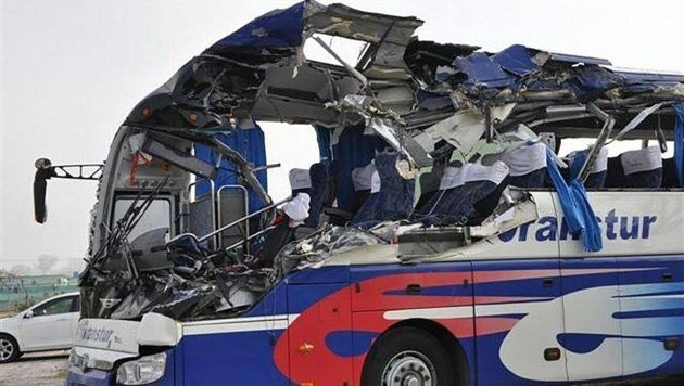 Die Front des Reisebusses wurde völlig zerstört. (Bild: APA/ESCAMBRAY/VICENTE BRITO)