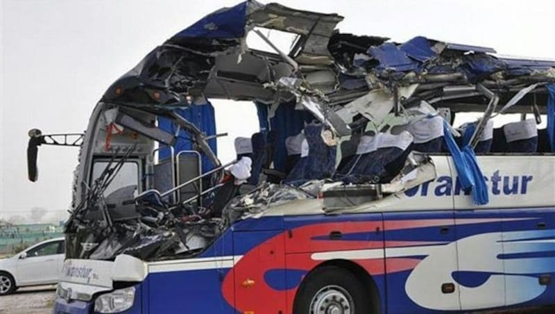 Die Front des Reisebusses wurde völlig zerstört. (Bild: APA/ESCAMBRAY/VICENTE BRITO)