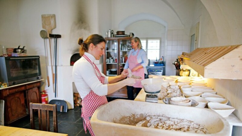 Moni und Irene backen fast jeden Tag im Holzofen frisches Brot. (Bild: Reinhard Holl)