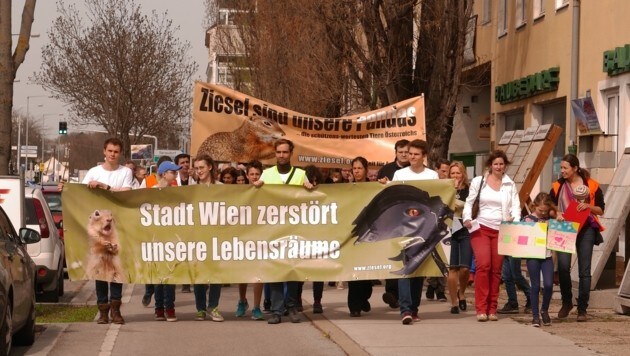 Tierschützer, Anrainer, Bezirksgrüne, FPÖ, ÖVP und NEOS demonstrierten gegen die Verbauung. (Bild: Gerhard Bartel)