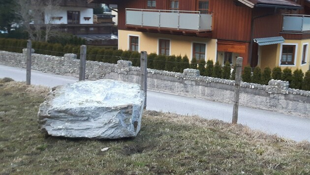 Dieser Felsbrocken blieb kurz vor den spielenden Kindern und dem Haus liegen. (Bild: Gerhard Schiel)