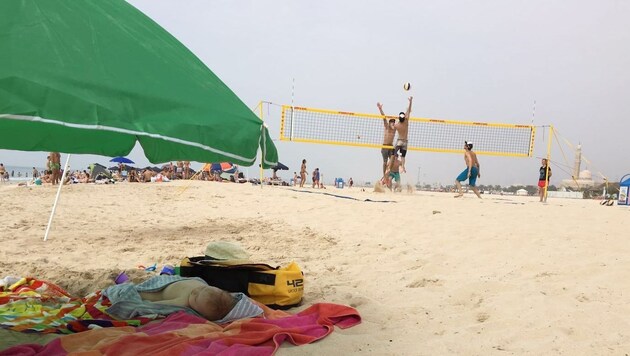 Söhnchen Noah schläft am Strand in Dubai während Papa Xandi Huber trainiert. (Bild: Huber)