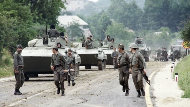 Truppen der jugoslawischen Volksarmee 1991 (Bild: JOEL ROBINE/AFP/picturedesk.com)