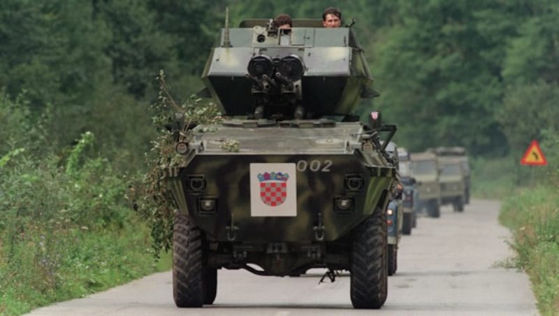 Kroatische Soldaten vor Knin (Bild: DAVID BRAUCHLI/AFP/picturedesk.com)