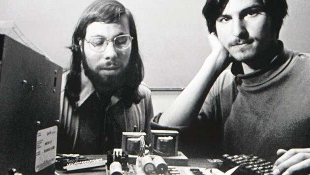 Steve Jobs (rechts) und Steve Wozniak (Bild: AP)