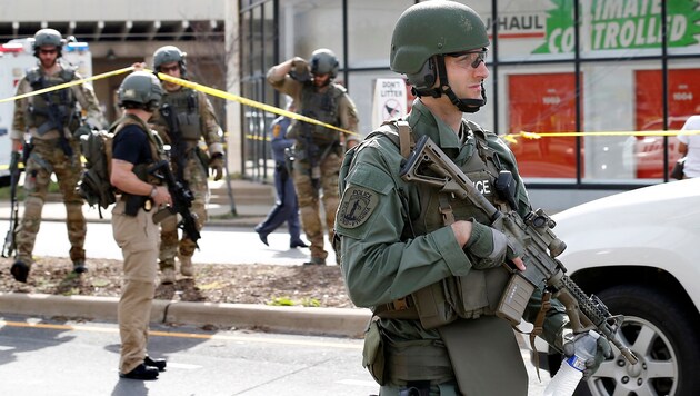 Großes Sicherheitsaufgebot nach der Schießerei (Bild: AP)