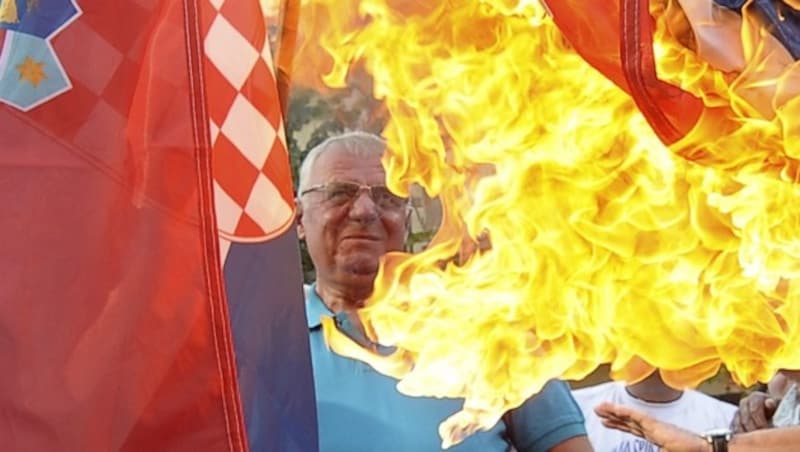 Vojislav Seselj bei der Verbrennung der kroatischen Flagge (Bild: AFP)