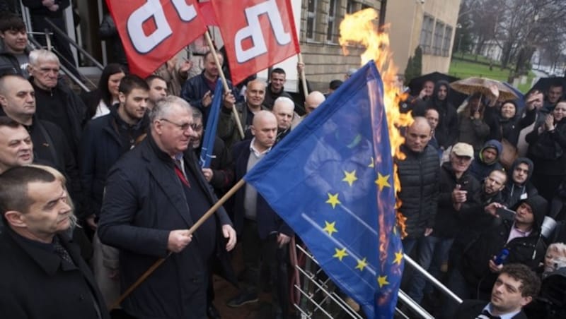 Sesel verbrennt vor seinen Anhängern die EU-Flagge. (Bild: APA/AFP/BORIS MIRKOV)