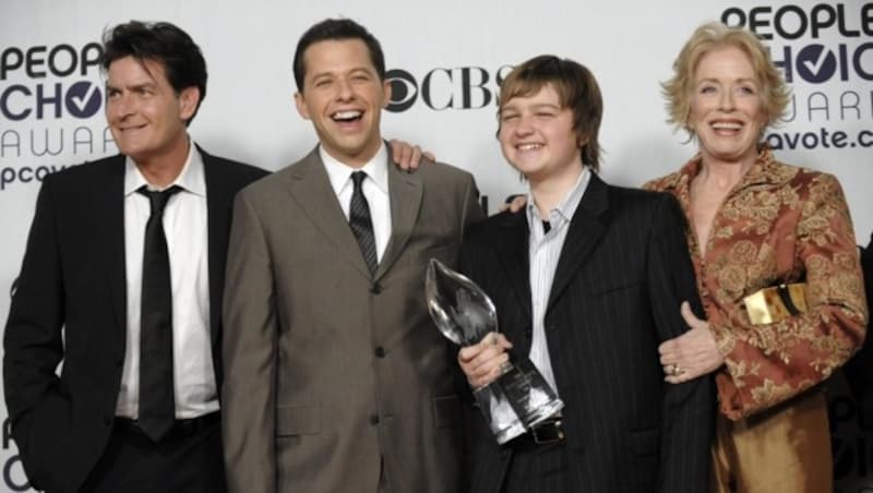 Charlie Sheen, Jon Cryer, Angus T. Jones und Holland Taylor (Bild: AP)