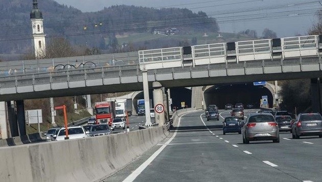 Verkehrsunfall bei der Autobahn-Abfahrt Salzburg-Nord (Bild: Markus Tschepp)