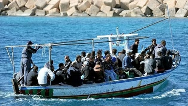 Boot mit Migranten (Archivbild) (Bild: EPA)