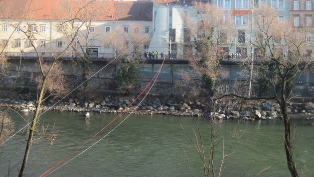 Die Seilrutsche führt über die Mur. (Bild: BF Stadt Graz)