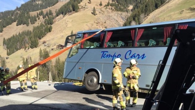 Der mit Seilen und Gurten gesicherte Bus: Mit Winden und Kränen wurde das Fahrzeug geborgen. (Bild: FF/Josef Prommegger)