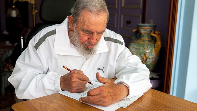 Fidel Castro schreibt einen Brief (Archivbild). (Bild: APA/EPA/Cubdebate/Estudios Revolucion/HANDOUT)