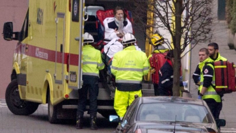 Rettungskräfte am Brüsseler Flughafen (Bild: AP)