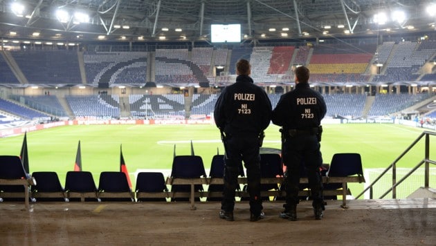 Polizisten im leeren Stadion von Hannover (Bild: AP)