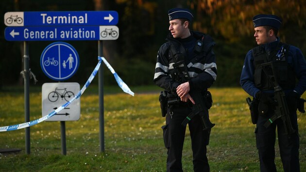 Schwer bewaffnete Polizisten vor dem Flughafen Zaventem in Brüssel (Bild: APA/AFP/PATRIK STOLLARZ)