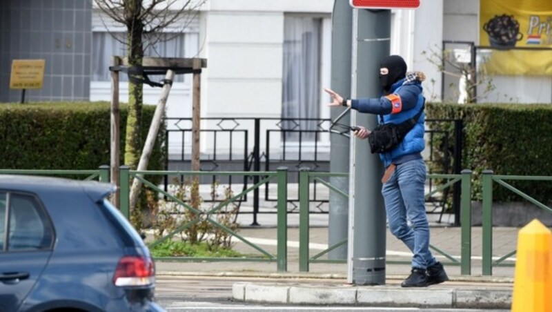 Ein Mitglied des Bombenentschärfungsteams (Bild: APA/AFP/PATRIK STOLLARZ)