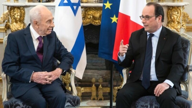 Frankreichs Präsident Hollande im Gespräch mit dem israelischen Staatschef Peres im Elysee-Palast (Bild: APA/AFP/POOL/ETIENNE LAURENT)