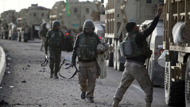 Irakische Soldaten bereiten sich auf ihren Einsatz vor. (Bild: APA/AFP/AHMAD AL-RUBAYE (Symbolbild))