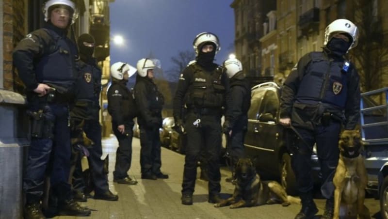 Der Polizeieinsatz in Molenbeek am vergangenen Freitag (Bild: APA/AFP/JOHN THYS)